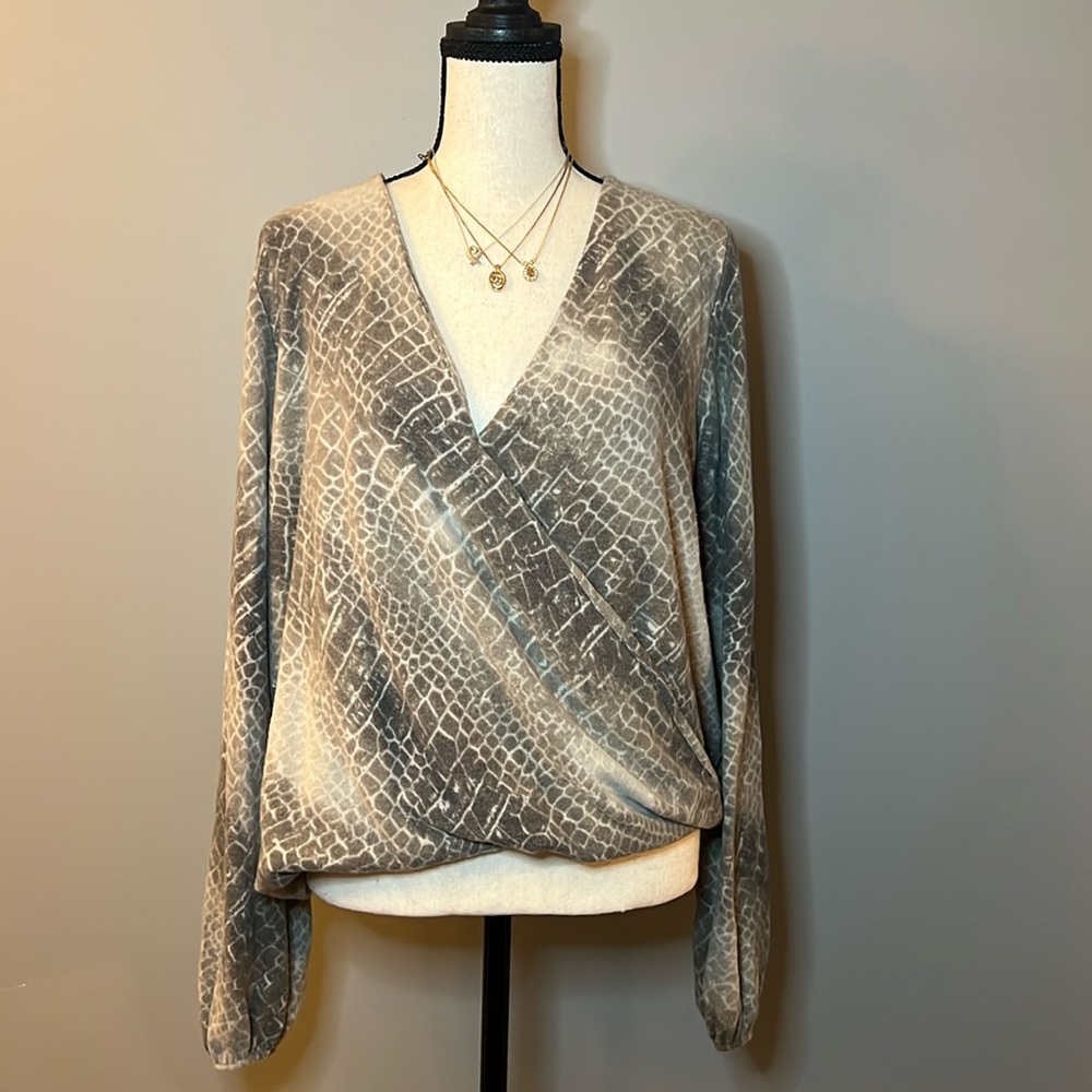 Gray Animal Print Crossover Top With Bubble Sleeves (P2P: 21”) EUC (worn once)